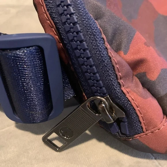 NWOT Lululemon Everywhere Belt Bag Heritage 365 Camo Smoky Red Night Sea… - Picture 4 of 8